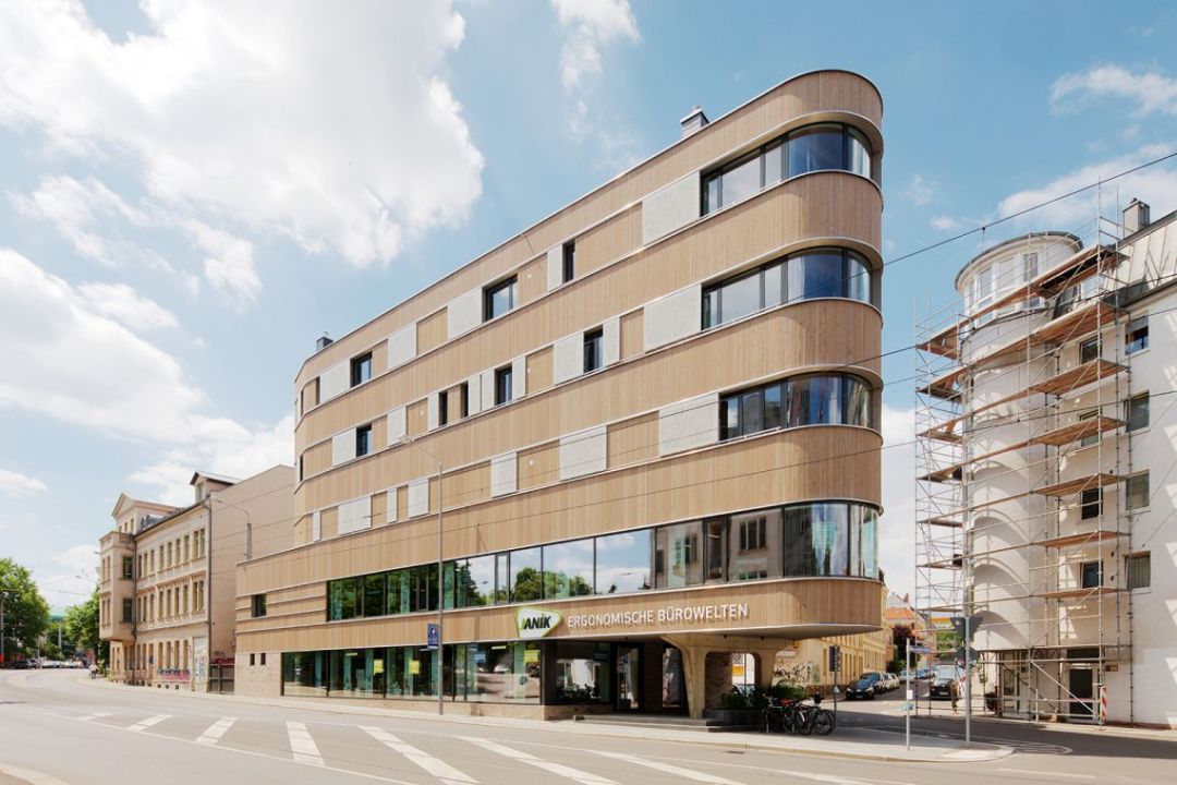 Außenansicht des Eckgebäudes: ästhetisch ergänzt das Haus in massiver Holzbauweise das Stadtbild