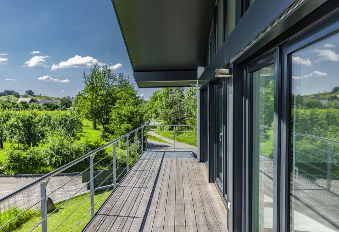 Holzbalkon in ländlicher Umgebung