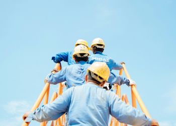 Arbeiter laufen über eine Leiter Richtung Himmel