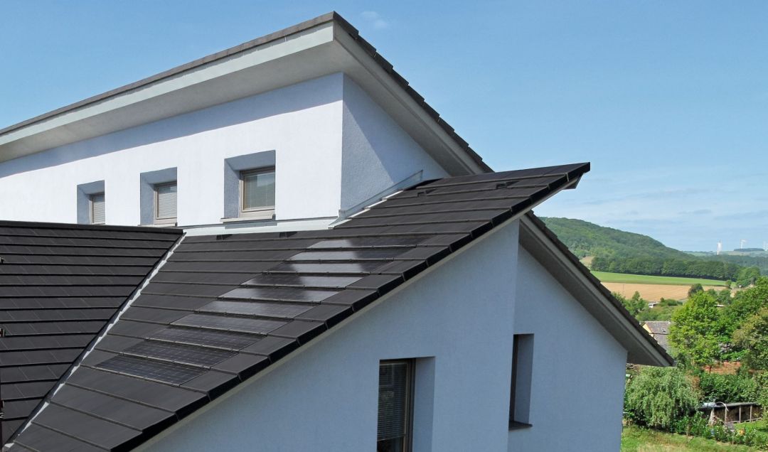 Solardachziegeln in Dachfeldern