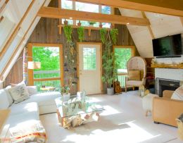 Haus mit natürlichen Baumaterialien aus Holz, Wolle, Kalkputz