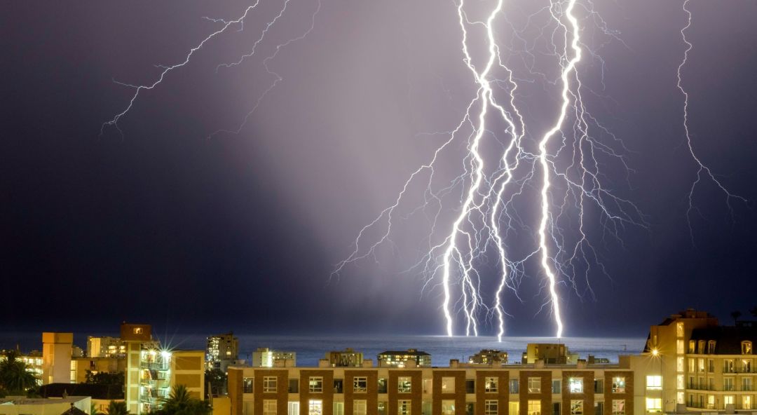 Gewitter über einer Stadt
