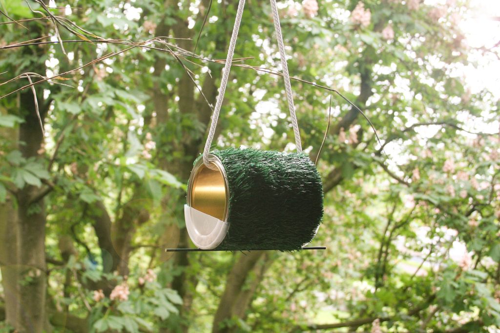 Futterstation aus einer Konservendose hängt im Baum