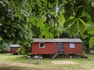 Glampingurlaub an der Ostsee auf Rügen: Schäferwagen auf Biogut Saalkow