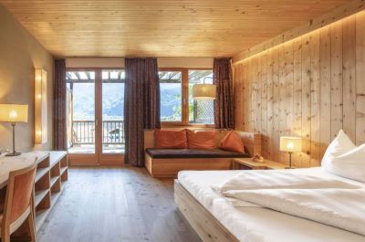 Hotelzimmer mit viel Holz