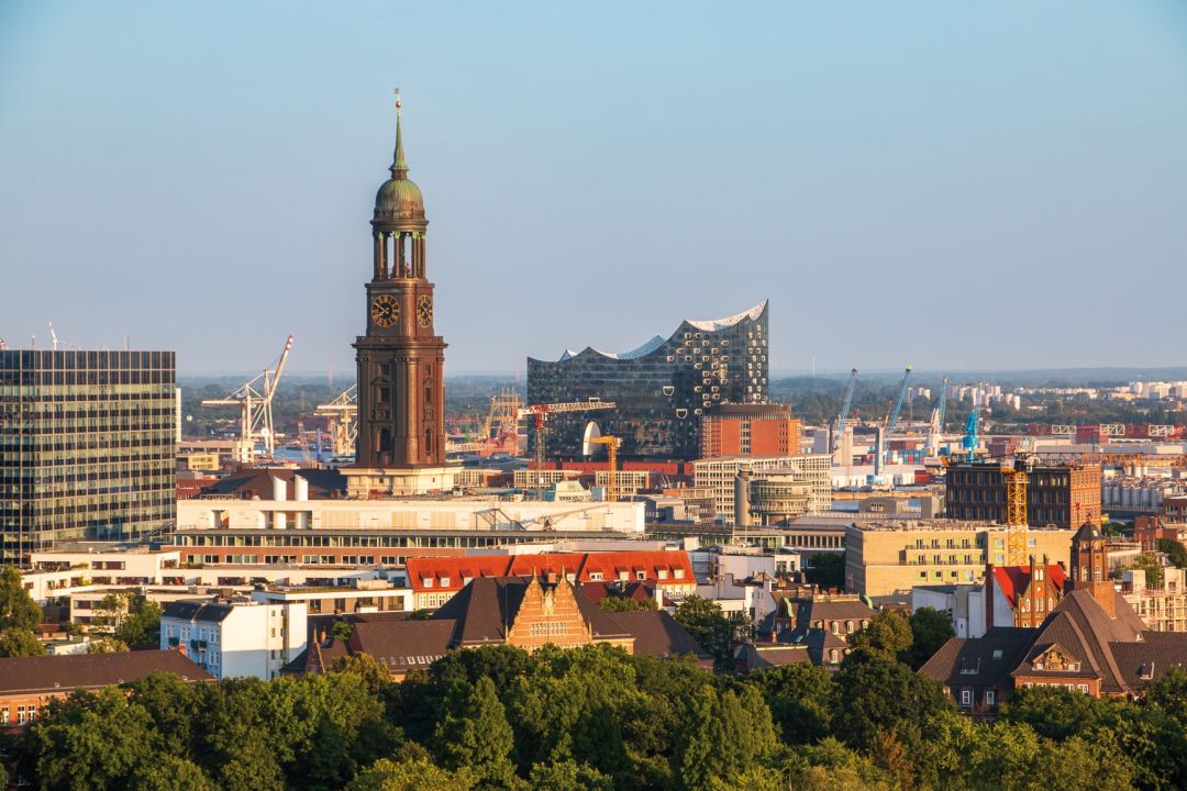 Skyline von Hamburg mit der St. Michaelis Kirche und der Elbphilharmonie im Hintergrund.