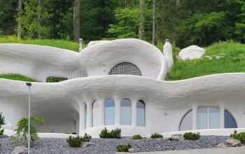 Erdhügelhaus im Hang