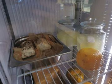 Einige Käsesorten auf Kuh- und Ziegenmilch stehen zur Auswahl