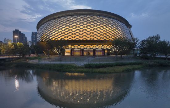 Beleuchtetes Stadion am Abend