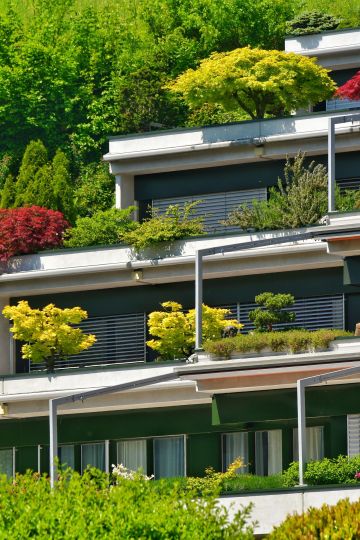 Terrassenwohnungen mit viel Grün und Jalousien