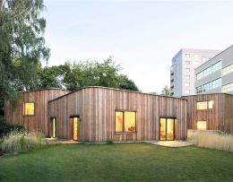 Neubau mit Holz und Lehm: der Hort am Prenzlauer Berg