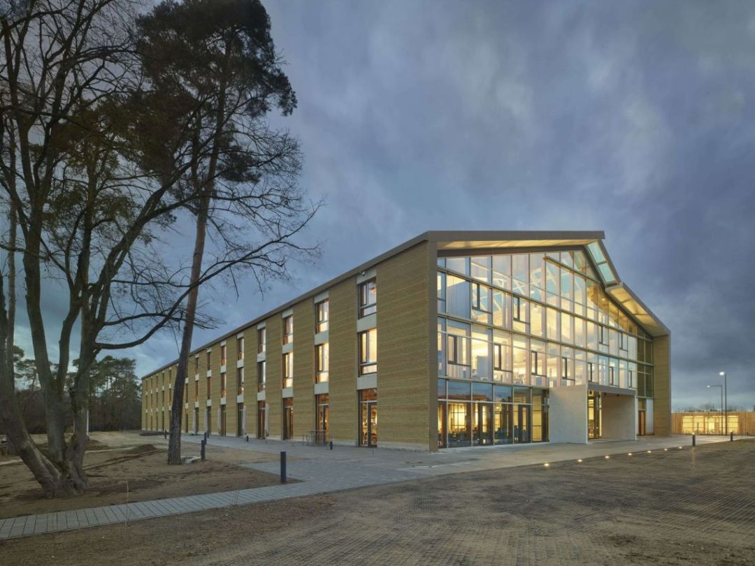 Im Bereich nachhaltige Häuser gibt es auch gute Beispiele bei Unternehmen: Der Neubau der Alnatura Arbeitswelt in Darmstadt war 2019/20 Sieger des DNP Architektur.