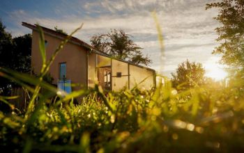 Das ownhome ist ein Tiny House zum Selbstbauen. Autark und nachhaltig, das ist die Vision von ownhome Pionier Klemens Jakob.