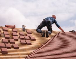 Dachdecker bei der Arbeit
