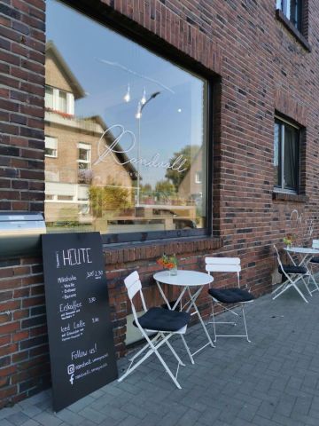 In dem Cafe können Sie Kaffeespezialitäten und Gebäck genießen