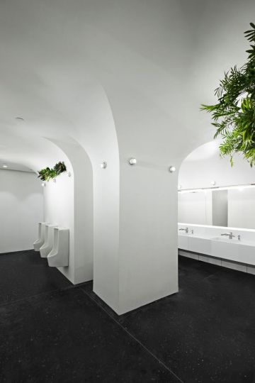 Die Toilette bildet einen integrierten Grottenraum