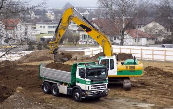 Bagger auf Grundstück