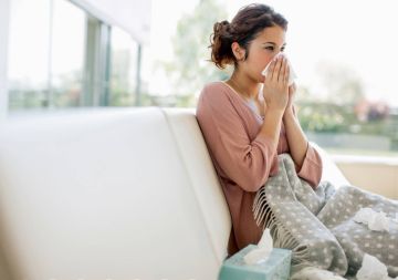 Naseputzen als Symptom einer Hausstaubmilben-Allergie
