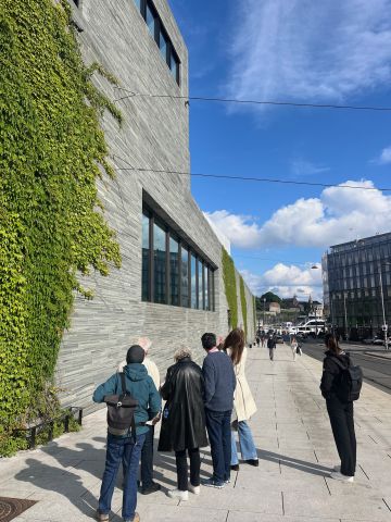 Reisegruppe beim Stadtrundgang durch Oslo