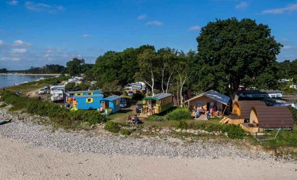 Glamping Village an der Ostsee mit Zirkuswagen, Schäferwagen, Lodges und Pods