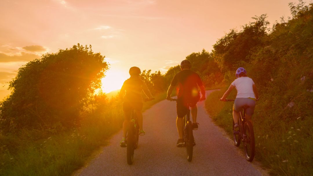 Fahrradfahren zum Sonnenaufgang