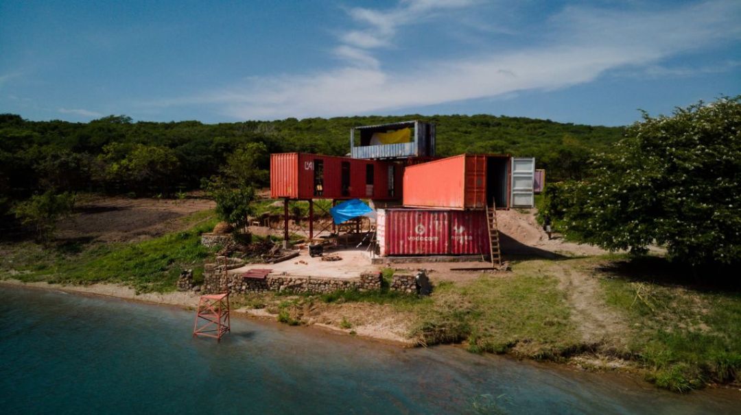 Das Containerstudio superhome in Tansania am Lake Tanganjika, gebaut von supertecture