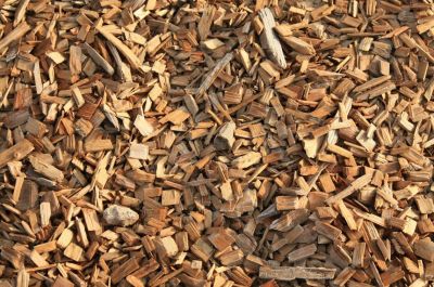 Dämmen mit Holz: Holz kann in Form von Holzfasern, -platten oder Zellulose eingesetzt werden