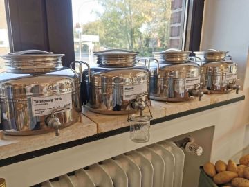 Unverpackt einkaufen: auch Essig, Öle und Saucen können Sie abfüllen. Dafür sind dichte Behältnisse essenziell