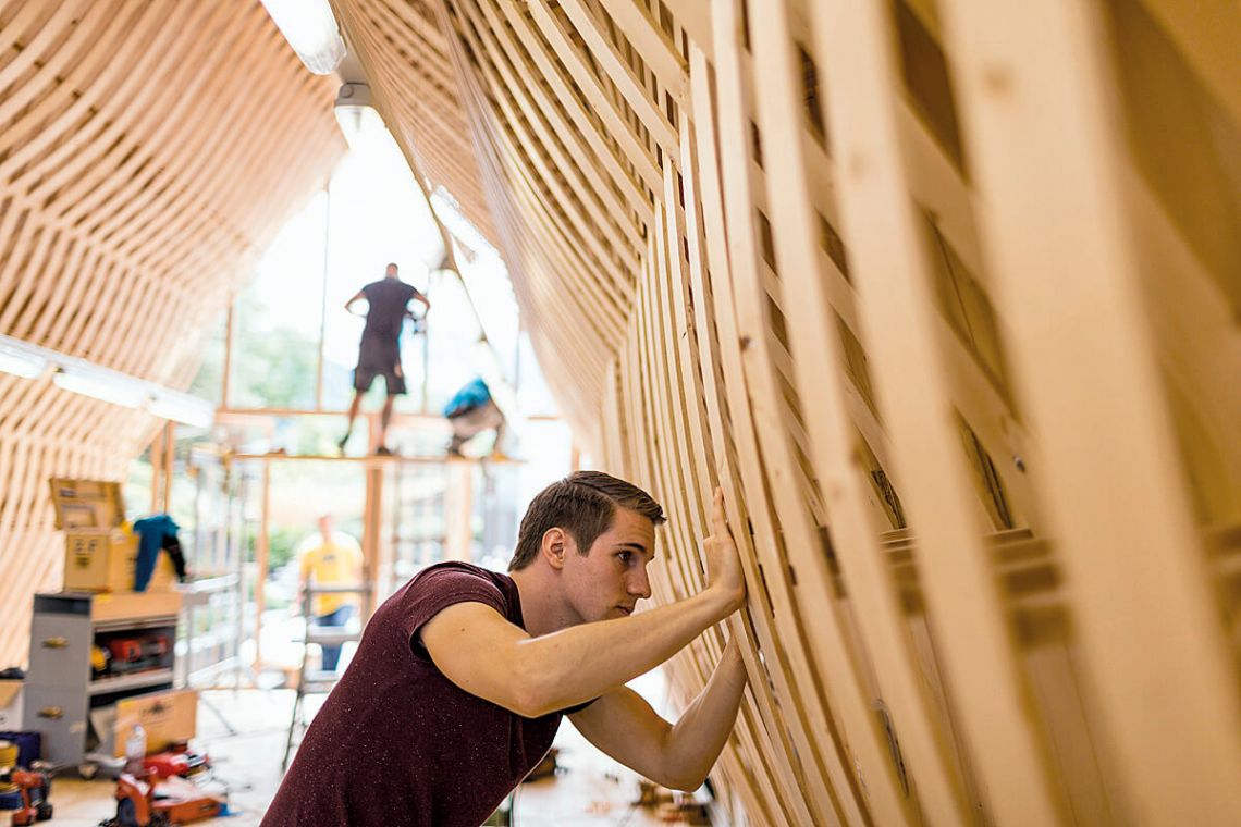 Design Build mit Holz: filigrane Dachelemente, die von Hand verlegt werden