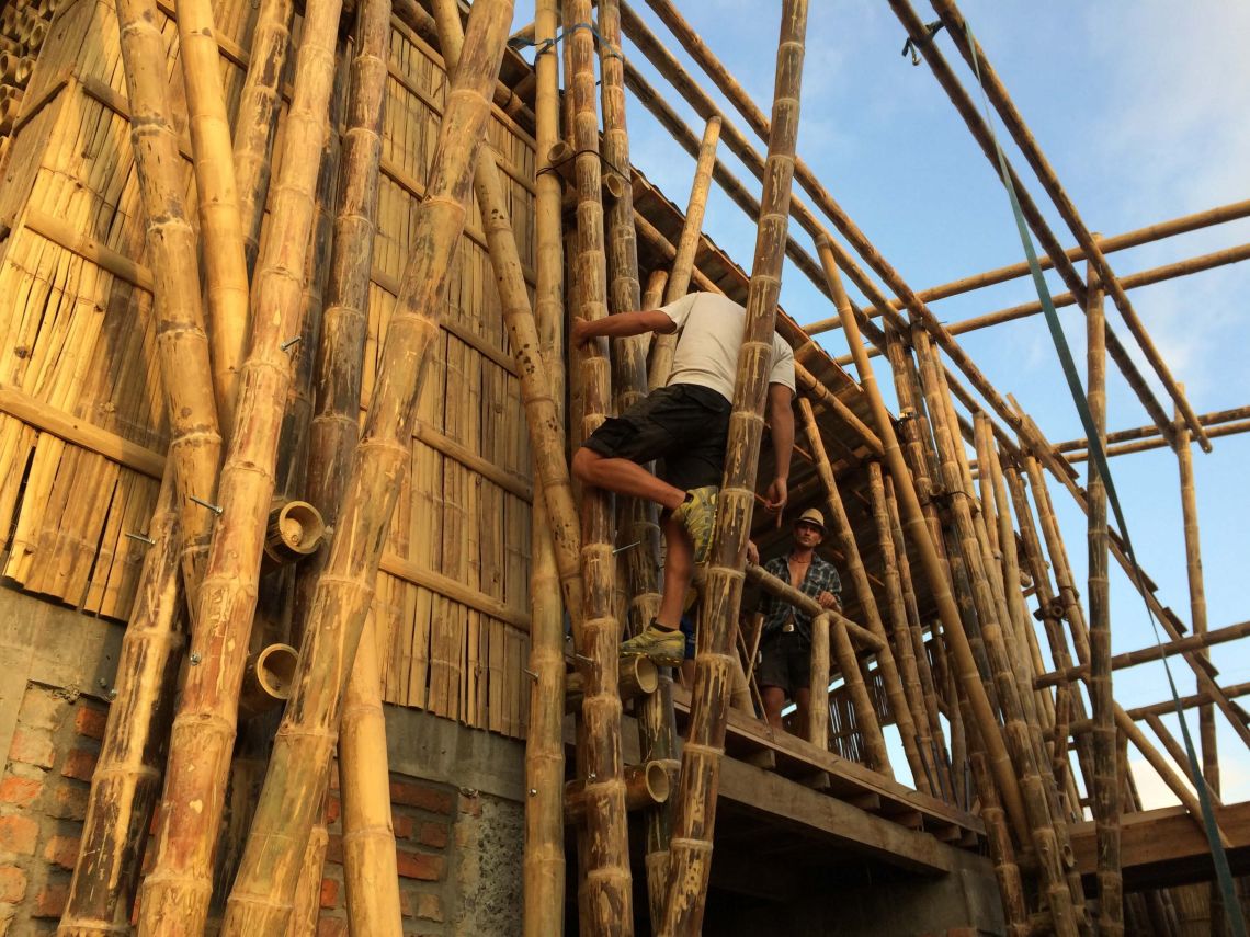 Bau der "Königsstützen" des Kulturzentrums in Chamanga