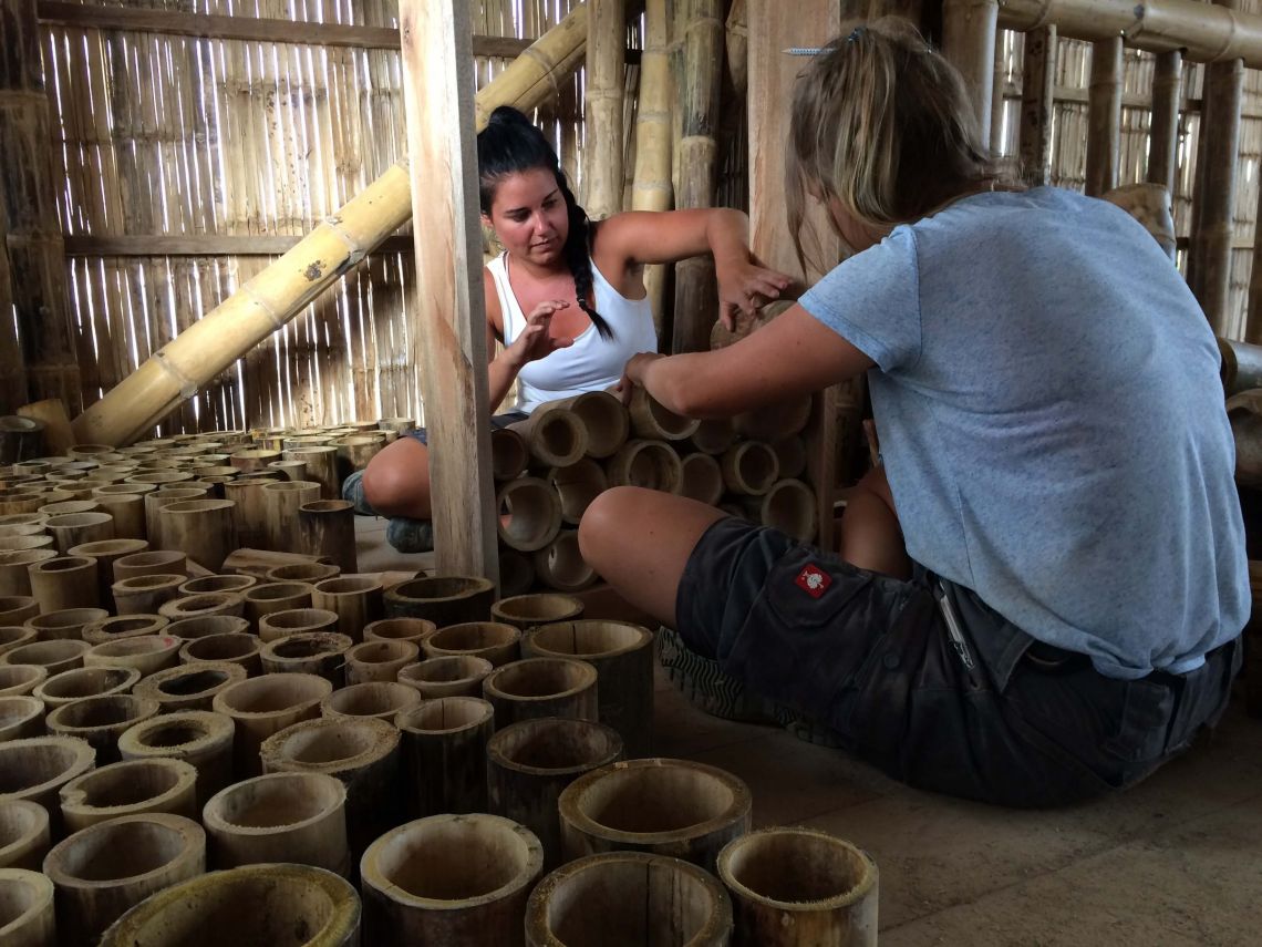 Herstellung der "Bubble-Fassade" des Kulturzentrums von Chamanga. Verwendung von lokalen Materialien, wie zum Beispiel Bambus.