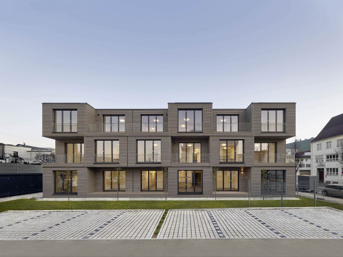 Werner Sobek und AH Aktiv-Haus haben Erfahrung im Bereich des modularen, seriellen Bauens: Diese Wohnanlage steht seit Dezember 2019 auf einem kompakten Grundstück am Rande der Esslinger Innenstadt und besteht aus 17 Apartements in Modulbauweise. Maximale