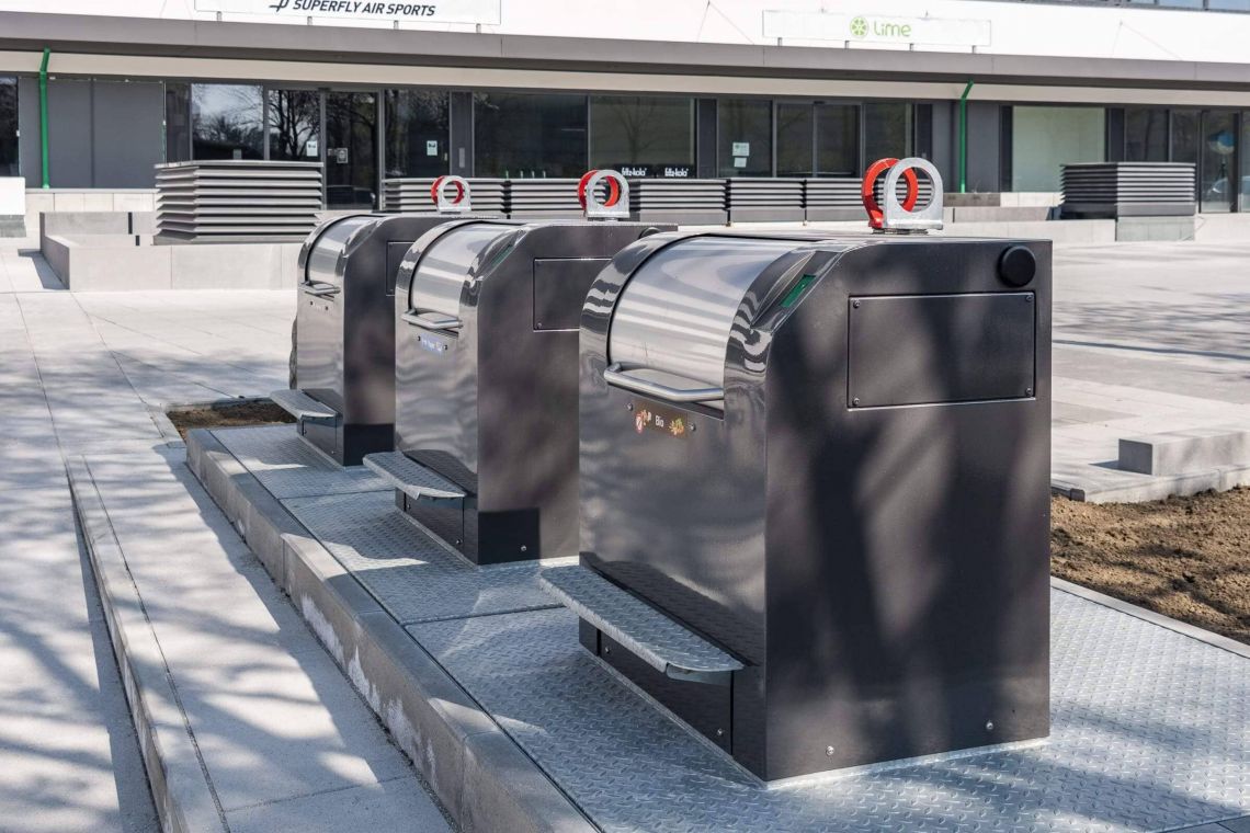 In dem Centro Tesoro hat der Projektentwickler das erste Unterflursystem Münchens als Abfallkonzept installiert. Fünf Unterflurcontainer für Restmüll, Bioabfälle und Papier sind im Untergrund verborgen, was oberirdisch wertvolle Flächen einspart und Geruc