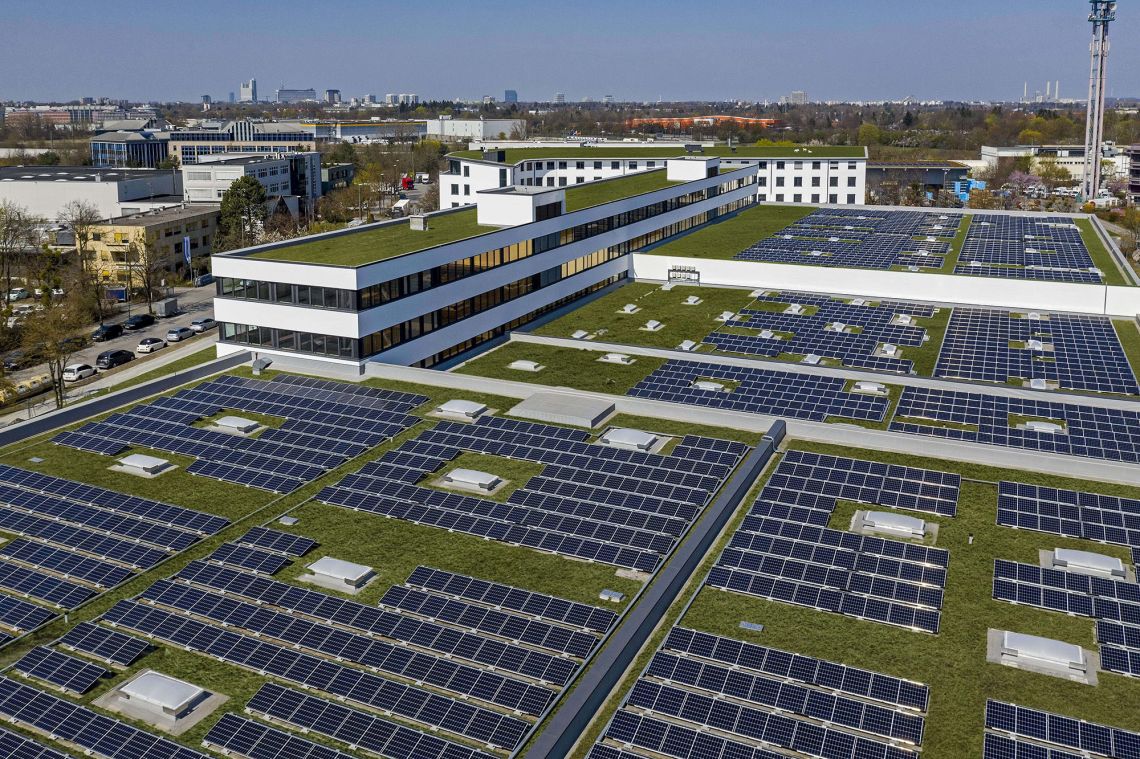 Auf dem Dach des Centro Tesoro ist die größte innerstädtische PV-Anlage Münchens installiert. Mit einer Leistungskapazität von 428 kWp produzieren 1.354 PV-Module grünen und dezentralen Mieterstrom.