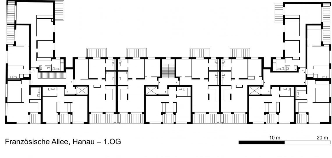 Die Grundrisse des Ostcarré Hanau spiegeln sich mittig in zwei symmetrische Hälften. Jede Wohnung verfügt straßenseitig über eine Loggia und hofseitig über einen durchgehenden Balkon. Die Dachgeschosswohnungen sind mit einer straßen- oder hofseitigen Dach