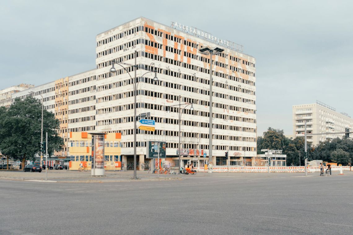 Das Haus der Statistik am Berliner Alexanderplatz wurde 1970 fertig gestellt und stand zuletzt jahrelang leer