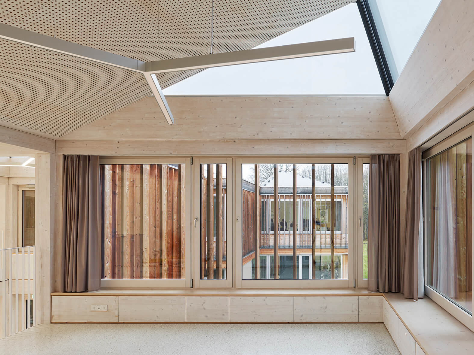 Um die passive Sonnenenergienutzung zu ermöglichen, wurden an der Fassade Sonnenschutzverglasungen in Form von dreifach verglasten transparenten Flächen eingesetzt.