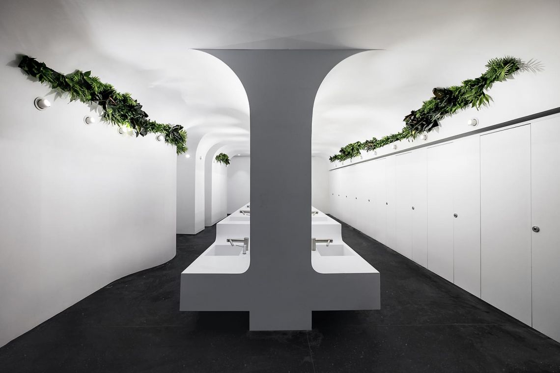 Der Sustainable Design Washroom für weniger Wasserverbrauch ähnelt einer hellen Grotte, sie ist eine  Abstraktion der Natur.