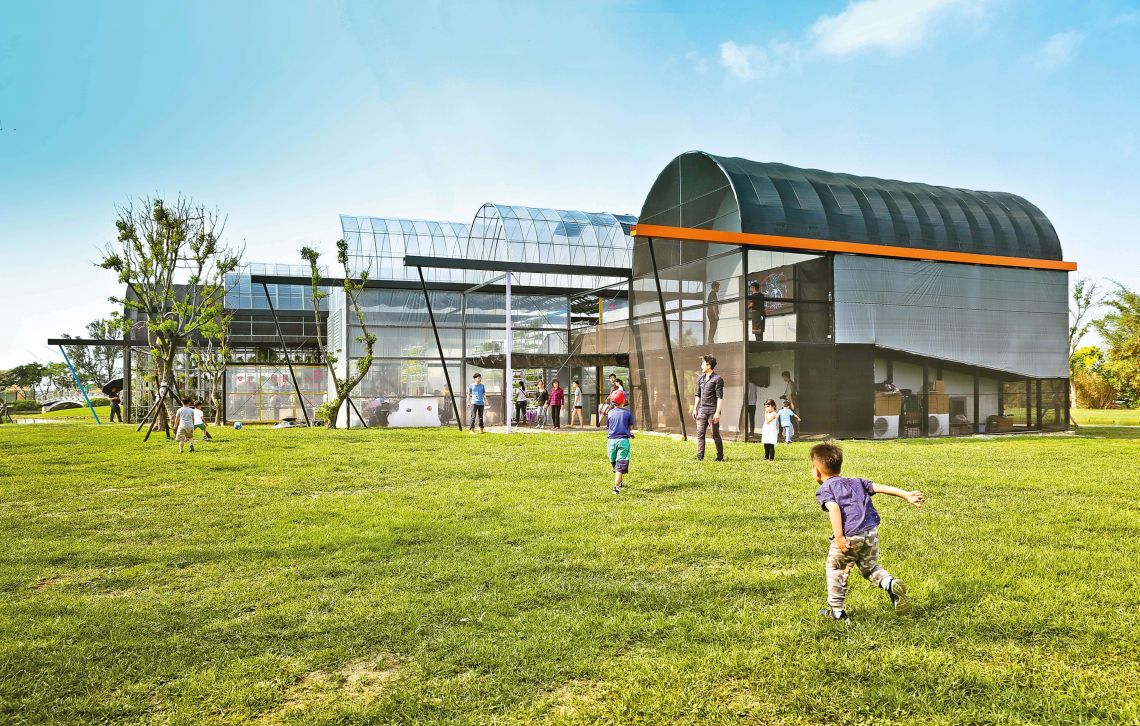 Das Projekt The Greenhouse in Taoyuan City, Taiwan, bietet mehrere aktive und passive architektonische Lösungen, durch die verschiedene Klimazonen abgedeckt werden.