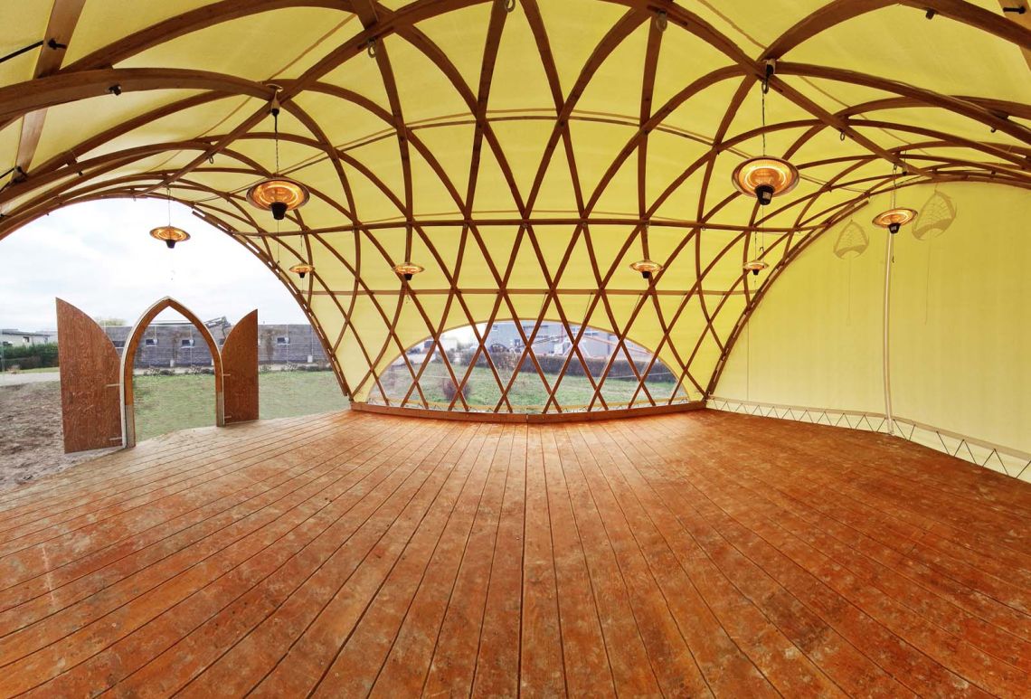 Der Pavillon von STROHBOID überzeugt mit natürlichen Materialien: Holz und Holzfasern